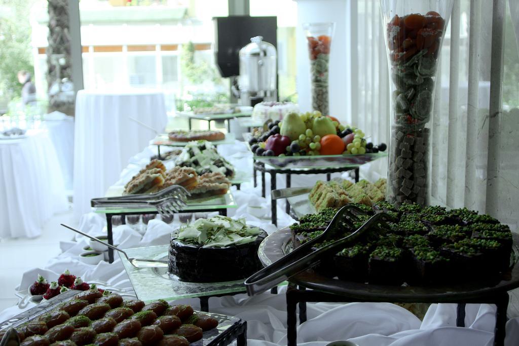 Eser Premium Hotel & Spa Büyükçekmece Exterior foto A buffet